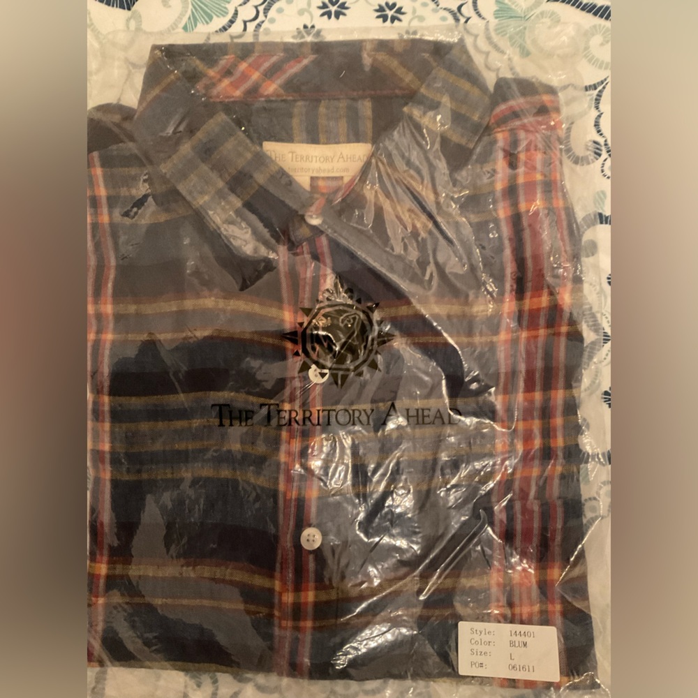 New, w/ Tags. The Territory Ahead Large Short Sleeved Linen Button Down Shirt